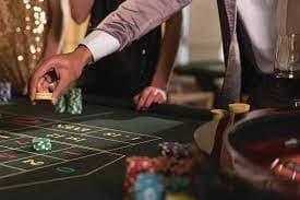 Layar meja American Roulette dengan dealer langsung di studio royaldomino99